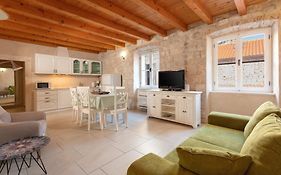 Villa Mama - Traditional Apartments In Omis, Free Parking